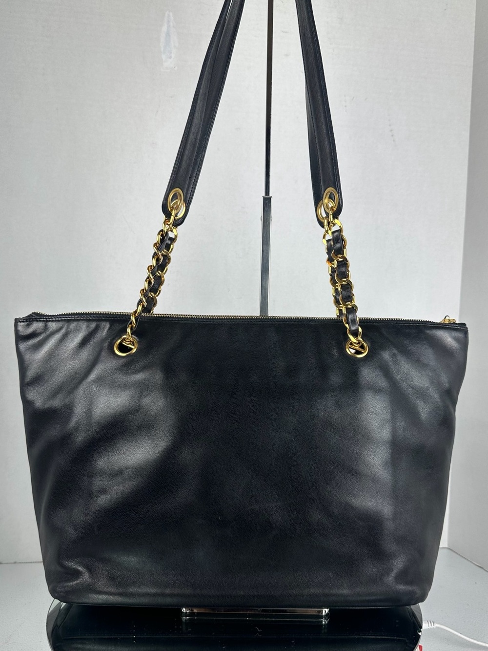 CHANEL Black Lambskin CC Chain Tote Shoulder Bag 24k plated Gold Hardware - Picture 4 of 15